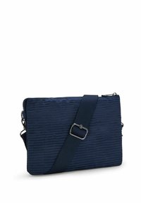 Mörkblå rektangulär crossbody-väska med texturerad mönster, justerbar tygrem och dragkedjestängning.