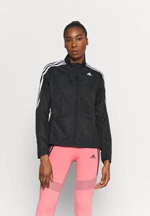 Veste de sport noire en matériau léger avec des accents de rayures blanches sur les épaules et une fermeture éclair à l'avant. Convient pour un usage actif.