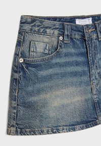 Jeans krilo v svetlo modri barvi z blagim pranjim učinkom. Ima sprednji žep, šivane detajle in kovinske dodatke na pasu.