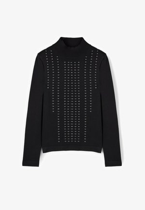 Suéter de cuello alto negro hecho de una tela suave, con filas verticales de tachuelas plateadas en la parte delantera para un detalle adicional. Manga larga y puños acanalados.