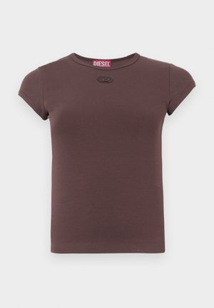 Camiseta marrón de manga corta en tejido suave con cuello redondo y un pequeño logo de la marca en la zona del pecho. Diseño sencillo y ajustado.