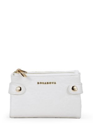 Cartera blanca de imitación cuero con una superficie texturizada, cierre de cremallera en tono dorado y dos acentos de botón a presión. "BOSANOVA" grabado en la parte frontal.