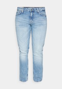 Jeans in denim azzurro chiaro con taglio dritto, caratterizzati da sezioni sbiadite, cinque tasche e chiusura classica con bottone e zip.
