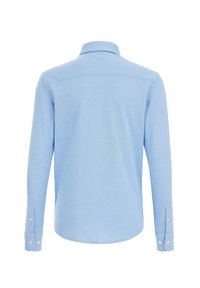 Světle modrá košile s dlouhým rukávem, s límečkem, texturovaná tkanina, s knoflíkovými manžetami a zaobleným lemem. Pohled zezadu, s viditelnými švy.