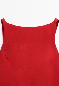 Top rosso senza maniche con una texture liscia, caratterizzato da una scollatura ampia e sottili spalline, realizzato in tessuto leggero.