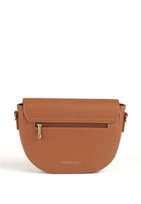 Tan læder crossbody taske med en buet form, magnetisk klaplukning, frontlomme med lynlås og hardware i guldfarve. Brandlogo på forsiden.
