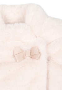 Tessuto in pelliccia sintetica rosa chiaro con una texture morbida, caratterizzato da un fiocco in nastro rosa chiaro al centro. Design del colletto compatto e arrotondato.