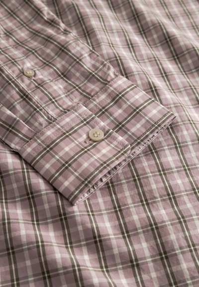 Camisa de cuadros en tonos morado claro y verde con cuadros blancos, con puño abotonado y textura suave de algodón.