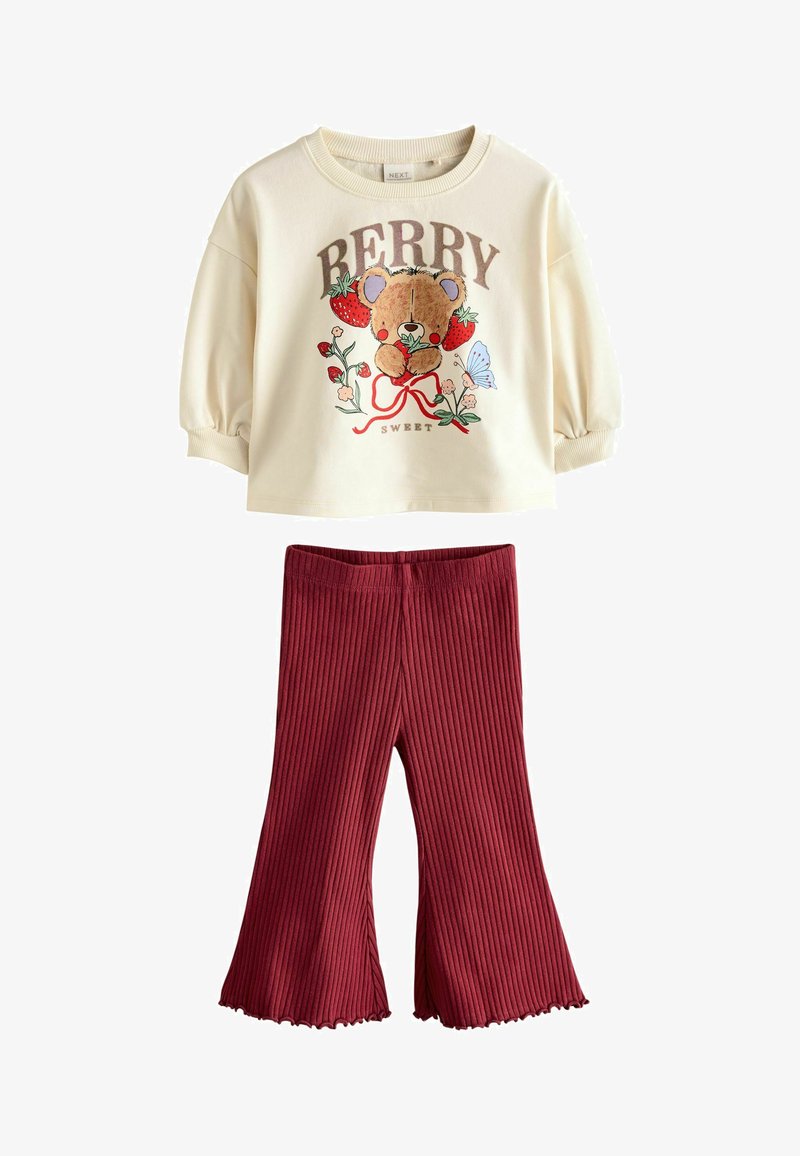 Haut à manches longues crème avec un ours en peluche, des fraises et du texte, assorti à un pantalon côtelé évasé bordeaux pour enfants.