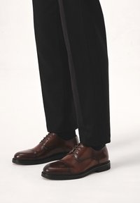 Kazar DENNISS - Elegantna obuća s vezicama - brown