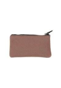 Pochette in pelle di un rosa polveroso con una finitura testurizzata, dotata di una zip nera e di un piccolo tirante nero per un'apertura facile. Design compatto.