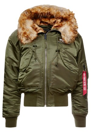 Giacca bomber verde oliva con colletto in pelliccia sintetica, chiusura con zip, due tasche frontali e un'etichetta che recita "RIMUOVERE PRIMA DEL VOLO".