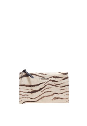 Rektangulær beige clutchtaske med mørkebrune tigerstriber og sort lynlåstræk med kædedetalje.