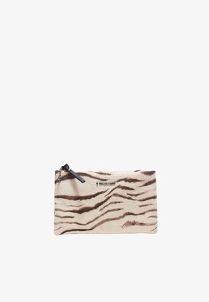 Pochette rectangulaire beige avec des rayures de tigre brun foncé et une fermeture éclair noire avec un détail chaîne.