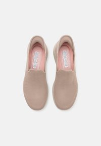 Skechers Performance GO WALK SLIP-IN taupe