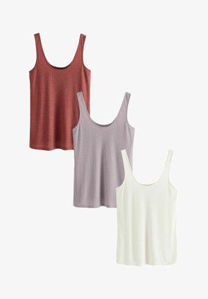 Trīs bezmuguras topi ar ribota tekstūra: viens rūsas sarkanā krāsā, viens gaiši lavandas krāsā un viens netīri baltā krāsā. Katram ir plats apaļš kakla izgriezums un bez piedurknēm.