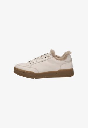 Weiße Leder-Sneaker mit Kunstfell-Besatz, Schnürdesign und Sohle aus Gummirubber. Glatte Textur mit dezenten Steppdetails.