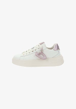 Zapatilla blanca de caña baja con suela gruesa beige, lengüeta del talón lila claro, cordones y charm morado en forma de corazón adjunto.