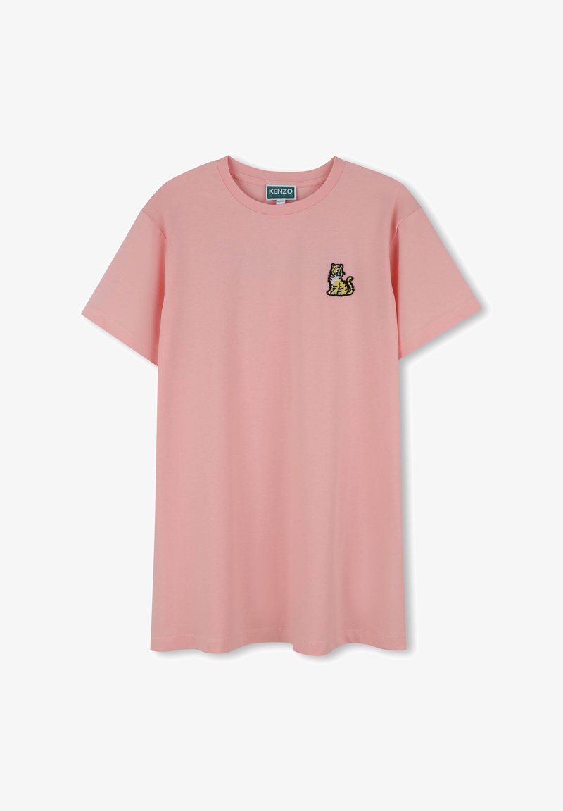 T-shirt en coton rose avec un col rond et des manches courtes, ornée d'un petit design de tigre brodé sur la poitrine gauche.