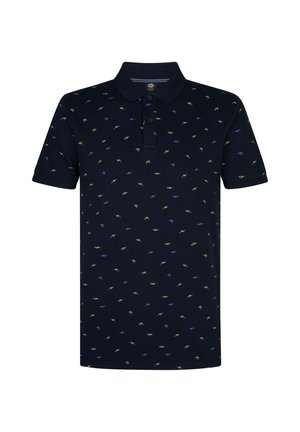 Marineblaues Poloshirt mit kleinem gelb-blauen Fischmuster. Es hat einen klassischen Kragen, kurze Ärmel und einen geraden Saum. Hergestellt aus atmungsaktivem Material.