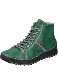 Zapato alto de cuero verde con cordones grises y costuras visibles. Presenta una suela de goma con un patrón texturizado y detalles de acento rojo.