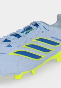 Crampon de football Adidas Predator bleu clair avec des bandes bleues, des accents jaunes, des lacets et des crampons jaunes sous la semelle.