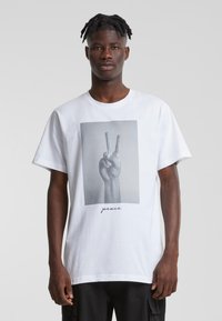 Mister Tee PEACE SIGN - Triko s potiskem - white