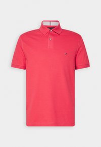 Polo shirt rosso in cotone, con colletto, maniche corte e un piccolo logo sul petto. Texture liscia e design semplice.