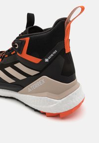 Adidas Terrex TERREX FREE HIKER GORE-TEX - Scarpa da hiking - core black/wonder beige/semi impact orange