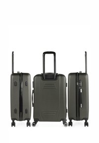 Tres maletas rígidas de color gris oscuro con cuatro ruedas y asas telescópicas extensibles, vistas frontal y lateral sobre un fondo blanco.