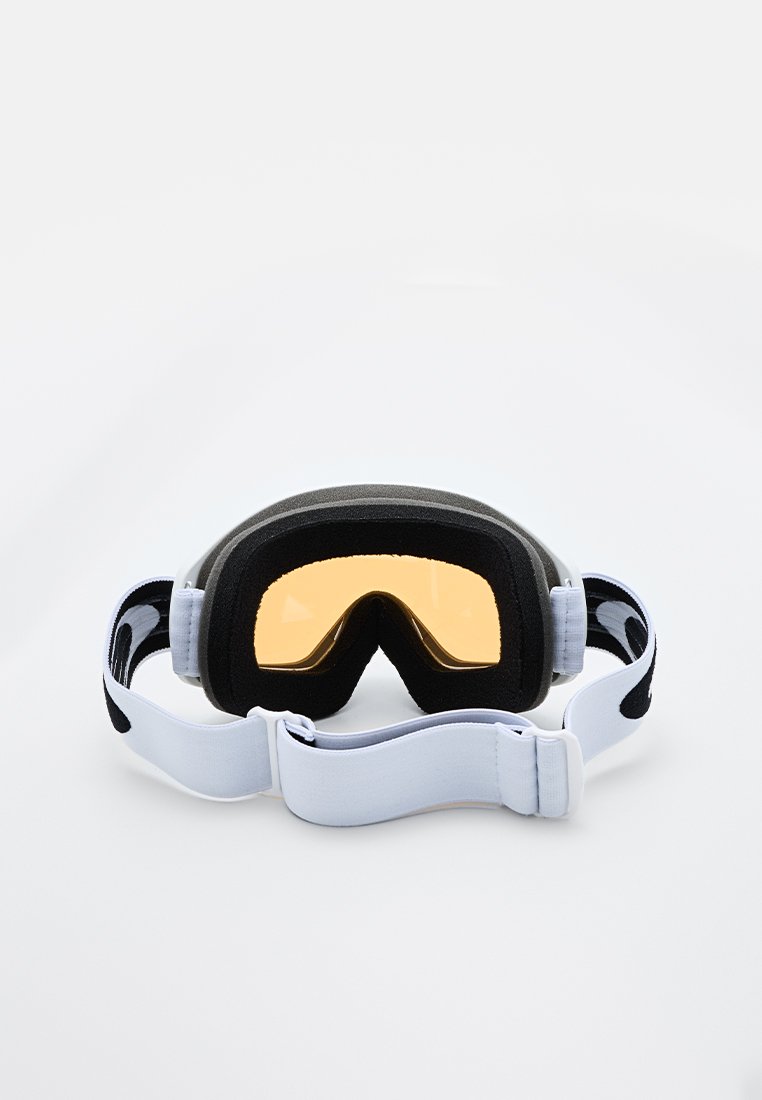 Gafas de esquí con lentes tintados en naranja, acolchado de espuma negra y cinta blanca ajustable sobre un fondo blanco liso.