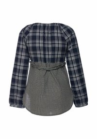 Hosszú ujjú ing tengerészkék és fehér kockás mintával, deréknál húzott részlettel és kontrasztos kockás mintával alul.