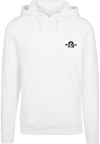 Sudadera blanca con capucha y un bolsillo frontal tipo canguro, que presenta un diseño de texto gráfico negro en forma de arco en la parte superior izquierda del pecho.