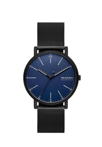Montre en acier inoxydable noir avec un cadran bleu marine, des marqueurs d'heure minimalistes et un bracelet en maille noire. Design élégant avec une esthétique moderne.
