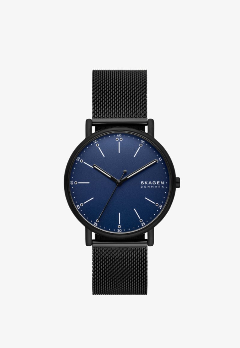 Reloj de acero inoxidable negro con una esfera azul marina, marcadores de hora minimalistas y una correa de malla negra. Diseño elegante con estética moderna.