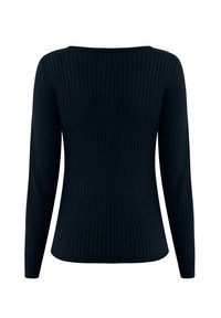 Maglione nero a maniche lunghe con scollatura ampia. La texture è morbida e la vestibilità è attillata, con una linea che si stringe in vita.