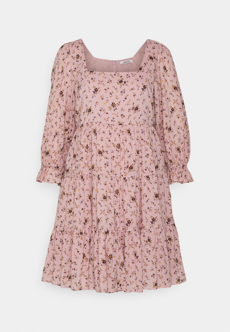 Vestido floral rosa com decote quadrado e mangas bufantes. Apresenta camadas em camadas e um tecido suave e leve com pequenos padrões de flores.