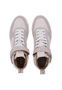 Weiße und graue High-Top-Sneaker aus Wildleder und perforiertem Leder, mit weißen Schnürsenkeln, Knöchelriemen und einem braunen Innenfutter.