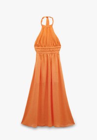 Robe maxi orange à bretelles avec un corps froncé, une taille élastique et une jupe fluide en tissu transparent, mettant en valeur un tissu léger et texturé.