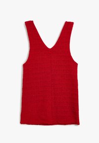 Rotes, ärmelloses Kleid mit tiefem V-Ausschnitt, strukturiertem Stoff, geradem Saum und ohne sichtbare Verschlüsse. Einfaches Design, minimale Details.