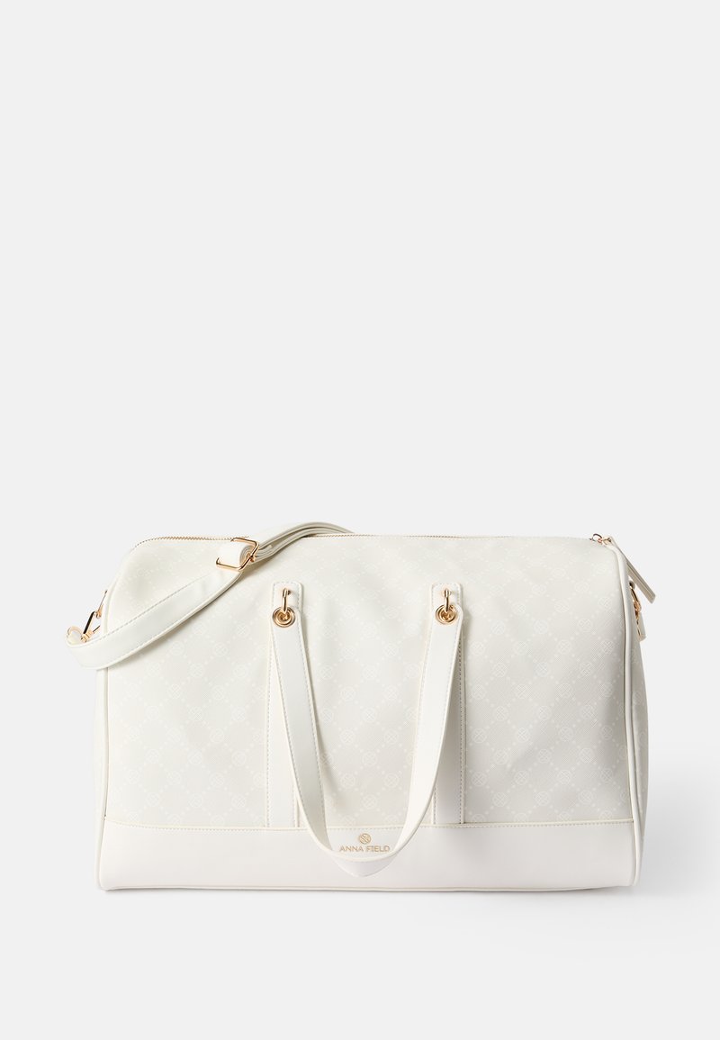 Bolsa branca com detalhes em dourado, feita de material sintético estampado. Apresenta duas alças e uma alça de ombro destacável.