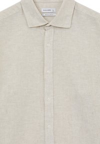 Leinen-Hemd in hellbeige mit Standardkragen, regulärer Passform und fünf vorderen Knöpfen. Glatte Textur und minimalistisches Design.