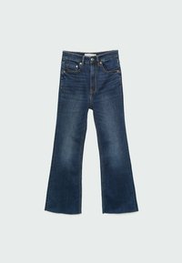 Donkerblauwe spijkerbroek met wijde pijpen, knoop- en ritssluiting aan de voorkant, en een vijfzakkenontwerp, plat neergelegd op een lichte achtergrond.