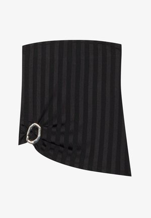 Μαύρο ύφασμα με ρίγες και στριφτό σχέδιο, με ασημένιο διακοσμητικό δαχτυλίδι στη μία πλευρά. Απαλή υφή και ασύμμετρο σχήμα.