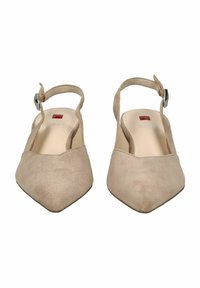 Scarpe slingback in suede beige con punta affusolata e una piccola fibbia regolabile sulla fascetta alla caviglia. Fodera interna liscia.