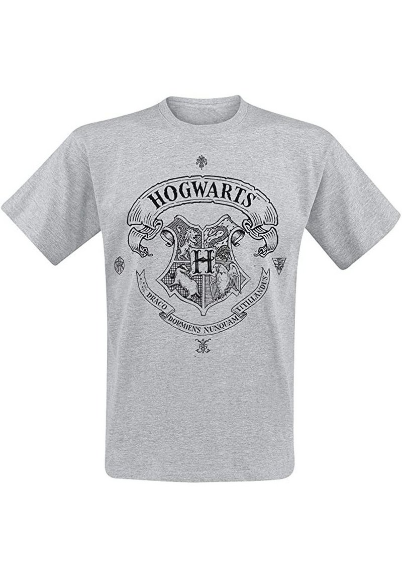 Camiseta de algodón gris con un estampado del emblema de Hogwarts que presenta detalles intrincados, incluyendo leones, una "H" y texto en latín debajo del logo.