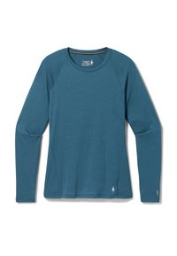 Langærmet skjorte i teal blå, lavet af blød, letvægtsstof. Har raglanærmer, en rund halsudskæring og et lille logodetalje ved kanten.