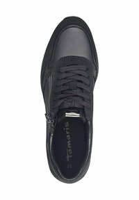 Sneaker nera con tomaia in sintetico liscio, pannelli in pizzo testurizzati e chiusura con zip. Presenta una soletta ammortizzata e punta arrotondata.