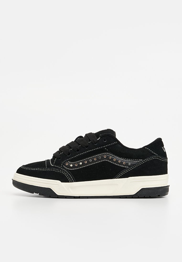 Baskets en suede noir avec une semelle en caoutchouc blanc, présentant des accents perforés et des coutures contrastantes. Design lacé avec une silhouette basse.