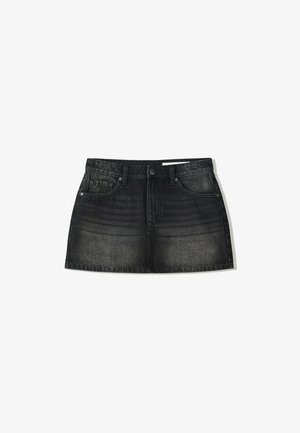 Črna kavbojka mini krila s slim fit krojem, petimi žepi in subtilnim zbledelostjo. Ima teksturirano površino in tradicionalno zapiranje s gumbom.